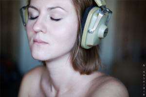 headphones-listening-music-productive-focusatwill